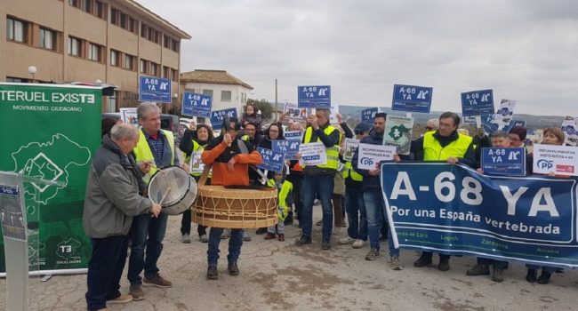 Las promesas incumplidas de Zapatero Rajoy y Sánchez protagonizan una protesta en la Puebla de Híjar para reclamar la A-68 Movimiento ciudadano Teruel Existe 3