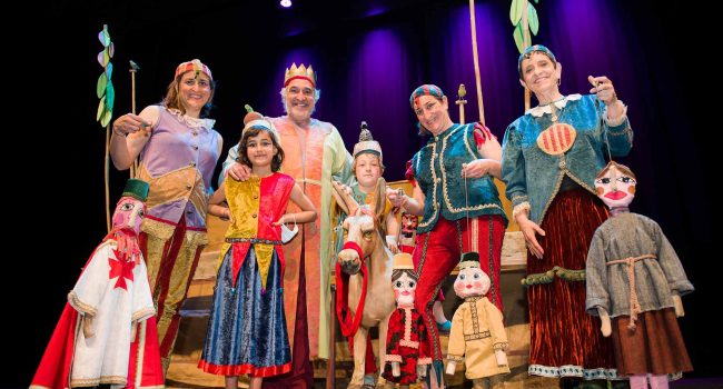 Tres generaciones de titiriteros se suben al escenario | Foto: Titiriteros de Binéfar
