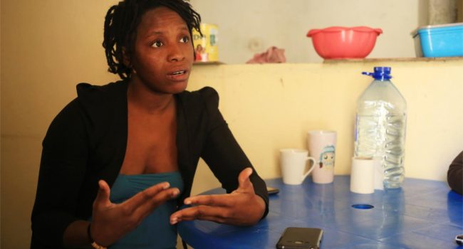 Laurinda Gouveia en su casa en Vila de Viana (Luanda). Foto Sandra Lario (El Salto)