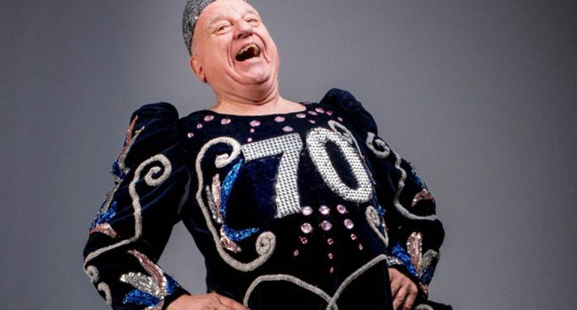 Leo Bassi vuelve a Arbolé durante los Pilares 2024.
