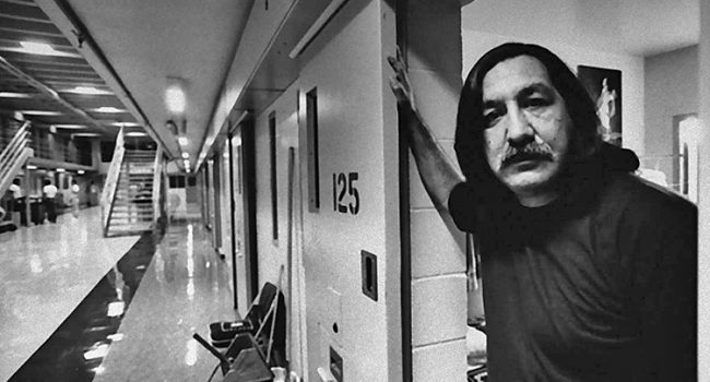 Leonard Peltier era líder nadiu lakota-anishinabed-americà i el cap visible de l'American Indian Movement (AIM), una organització que lluitava pels drets dels indis en una època d'alta conflictivitat.
