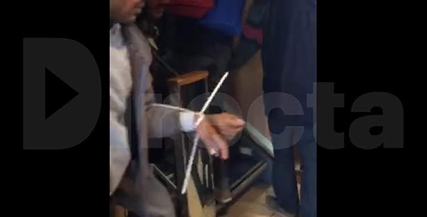 Las manos de un refugiado deportado de Lesbos, atadas con bridas. Foto: David Zorrakino (La Directa)
