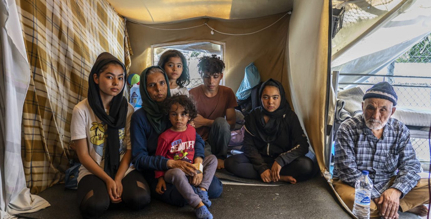 Zeynab tiene 12 años y el médico de MSF la remitió al hospital para que la examinaran, ya que hace 6 meses le diagnosticaron un tumor cerebral en Turquía. Ella y 6 miembros de su familia, incluido su abuelo de 97 años, tienen que compartir una tienda de campaña con otras 4 familias. La carpa se divide en cuatro partes de 4-5 metros cuadrados cada una. Foto: Anna Pantelia / MSF