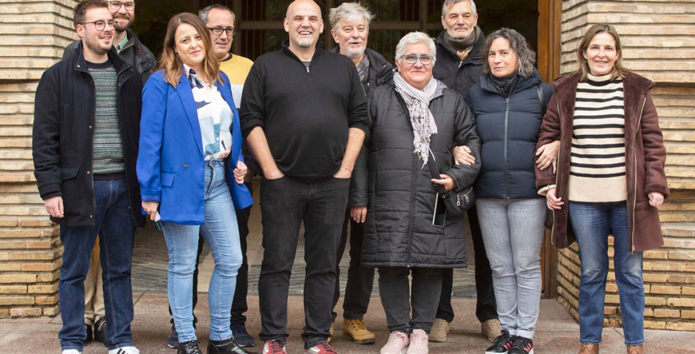 Elena Tomás Bona y Suso Domínguez arropadas por los actuales concejales. Pedro Santisteve, Luisa Broto y Alberto Cubero, junto al resto de integrantes de la lista | Foto: ZeC