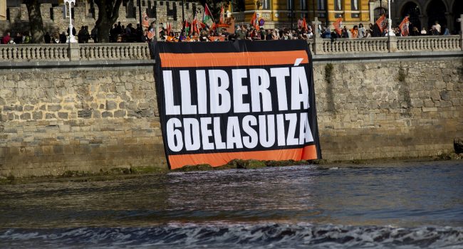 Pancarta pidiendo la libertad de las sindicalistas asturianas | Foto: @6delaSuiza