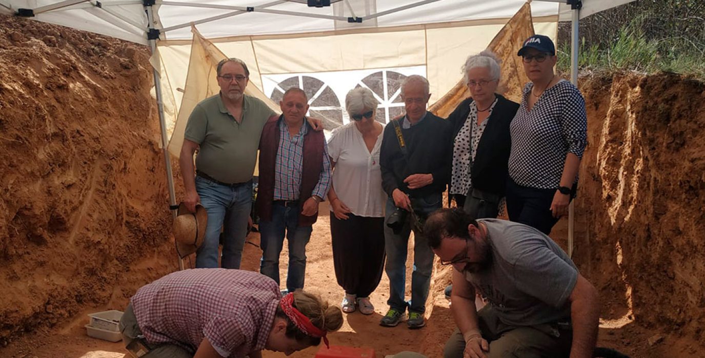 Las familias de los hermanos del Val Algarate junto a la presidenta de AFAAEM y la alcaldesa de Alpartir | Foto: Roberto del Val