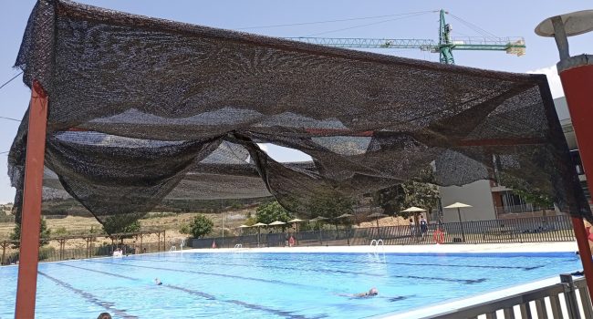 Una improvisada lona negra como protección solar para el personal socorrista | Foto: Ganar Teruel