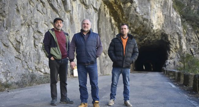 Los alcaldes de Sant Chuan de Plan, Chistén y Plan, en una foto de archivo, en la carretera de acceso a la Val de Chistau | Foto: Municipios de Uesca