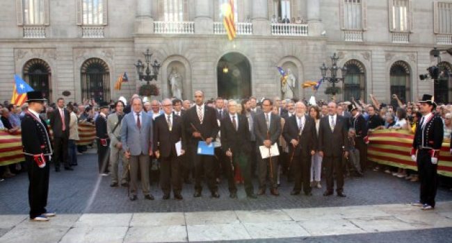 Los alcaldes, en la plaza de Sant Jaume. Foto: VilaWeb