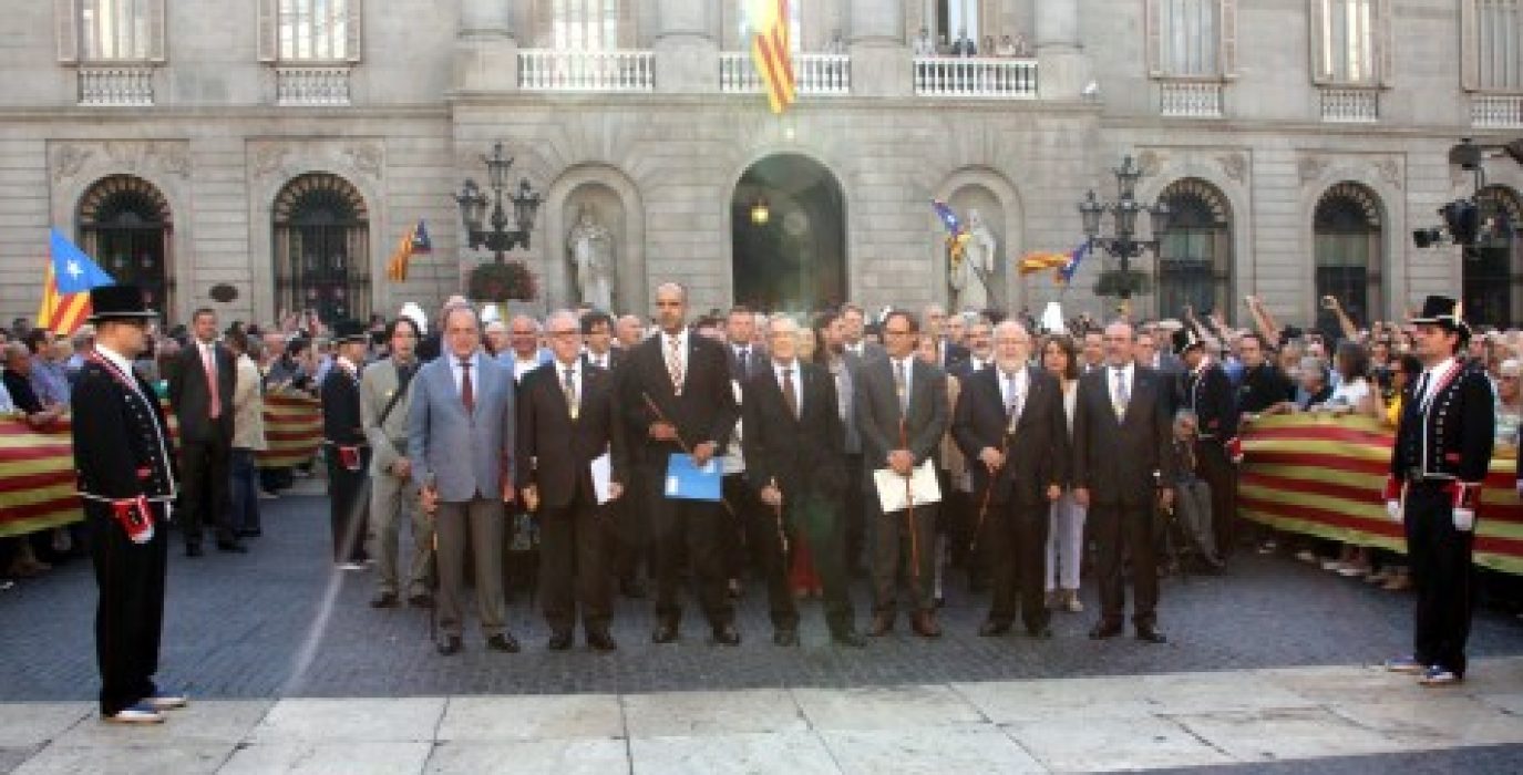 Los alcaldes, en la plaza de Sant Jaume. Foto: VilaWeb