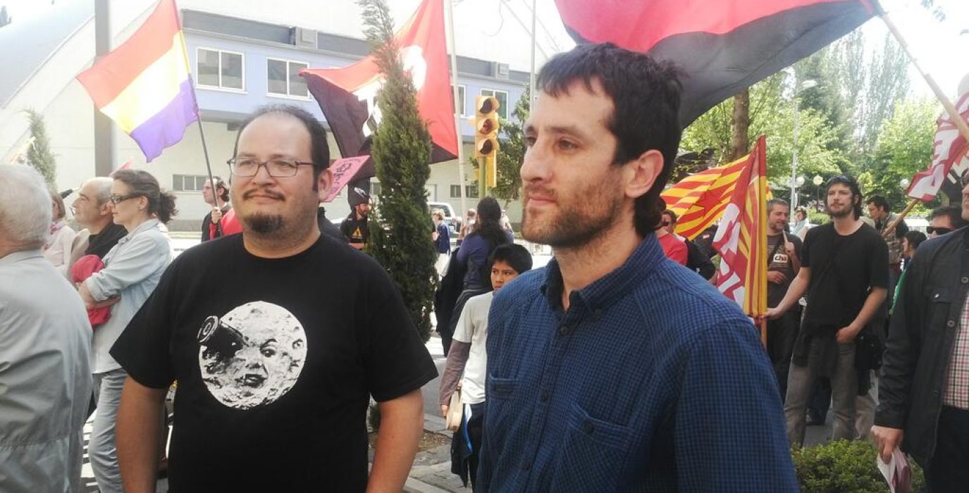 Los candidatos por Puyalón-Os Pueblos Deciden, Valentín Cazaña y Chema Royo durante las movilizaciones por el Primero de Mayo en Uesca.