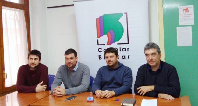 Los concejales de Cambiar Binéfar, Carlos Arroyos, Daniel Isábal y Txema Isábal y el diputado de Cambiar Luis Arduña, en rueda de prensa.