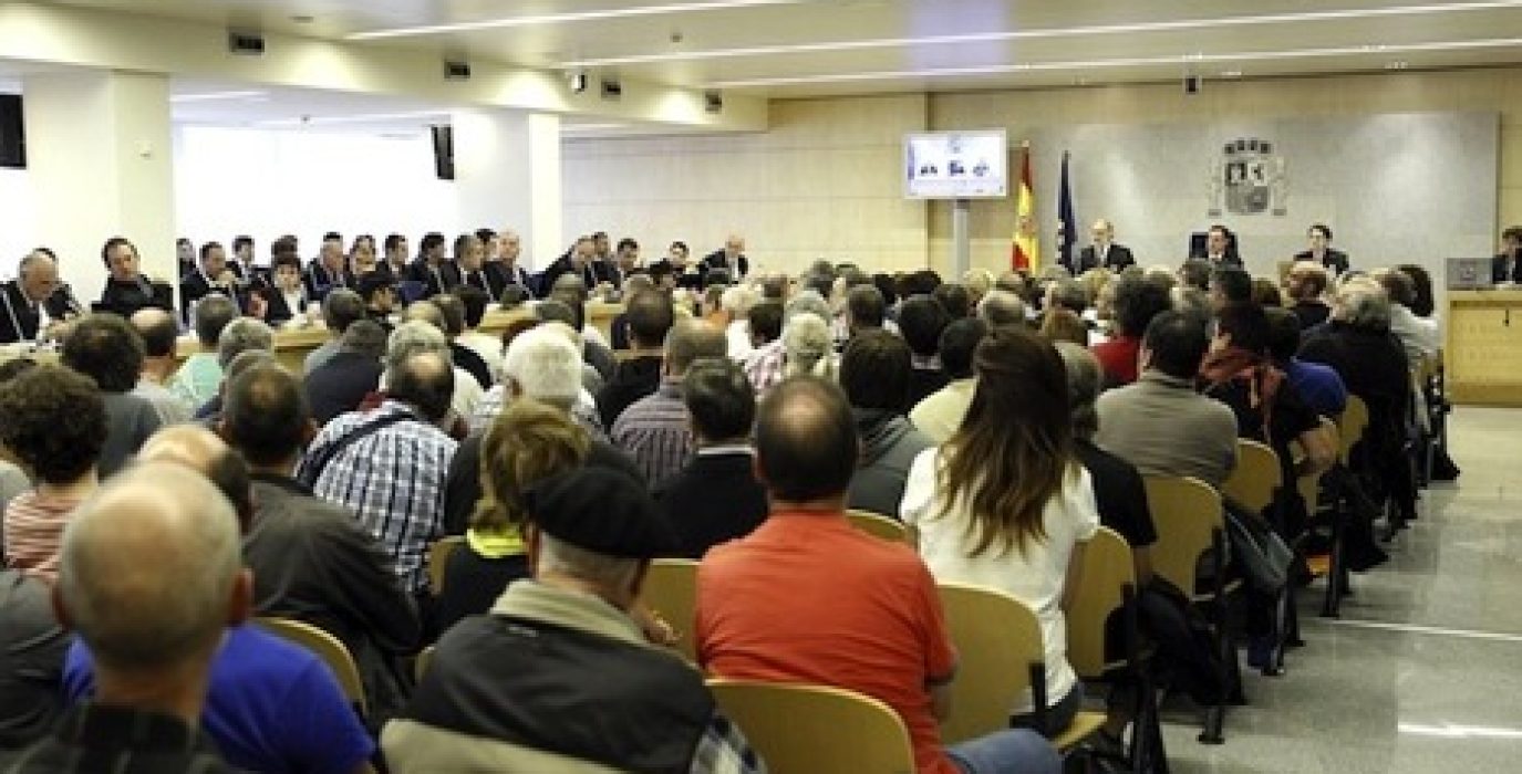 Los encausados, junto a los responsables de las herrikos, el día del inicio del juicio. Foto: Chema Moya