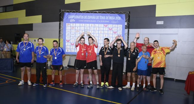 Los jugadores del Publimax CAI Santiago levantan el trofeo.
