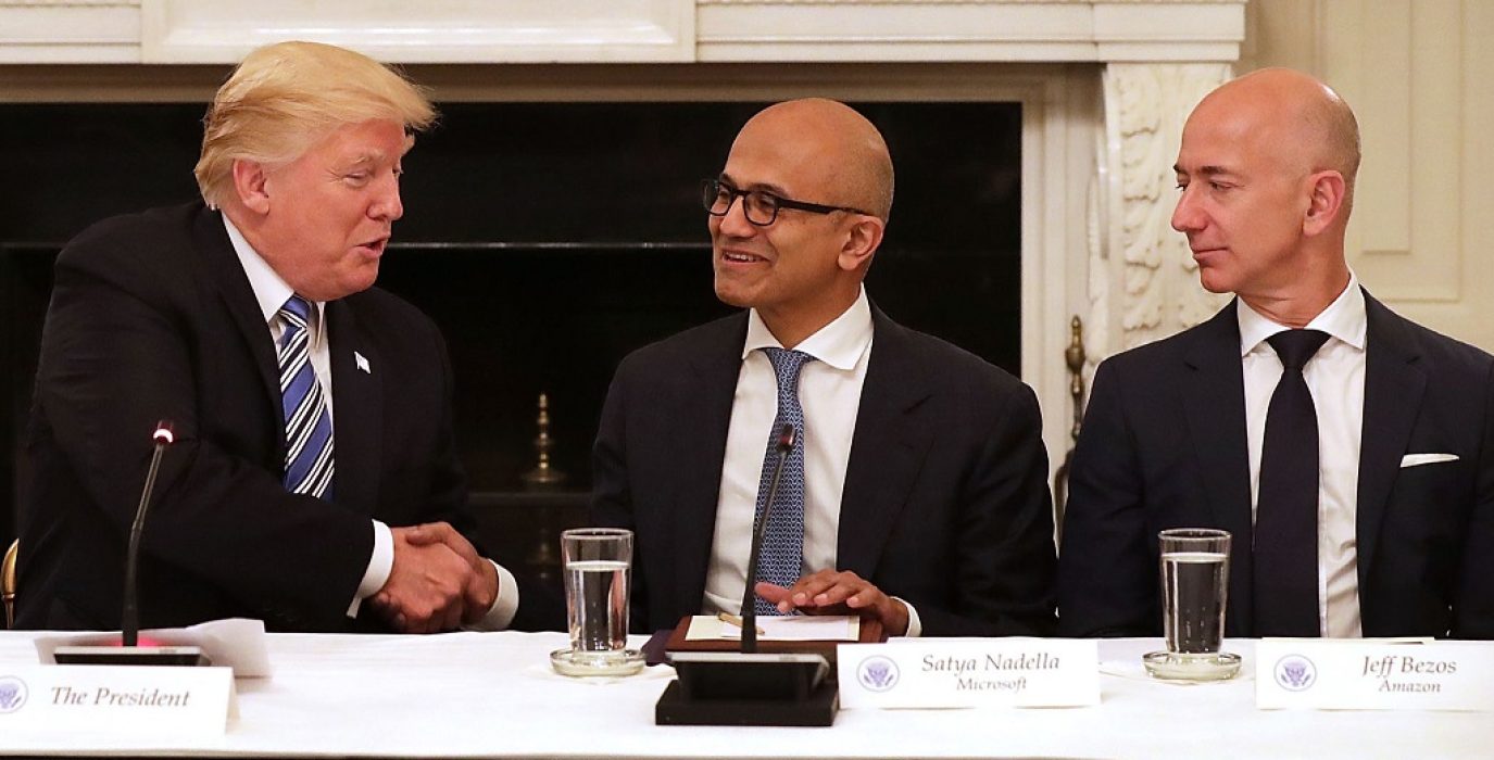 Los oligarcas estadounidenses, Donald Trump, Satya Nadella (Microsoft) y Jeff Bezos (Amazon), en una mesa redonda del American Technology Council | Foto: The White House
