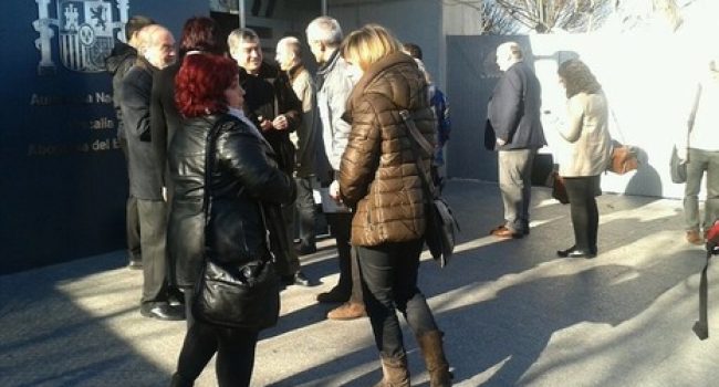 Los procesados aguardan antes de entrar en la sede de la AN. Foto: @albertopradilla (Naiz)