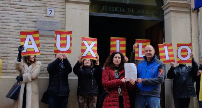 Los representantes de STEPA y CATA muestran la queja presentada al Chusticia.