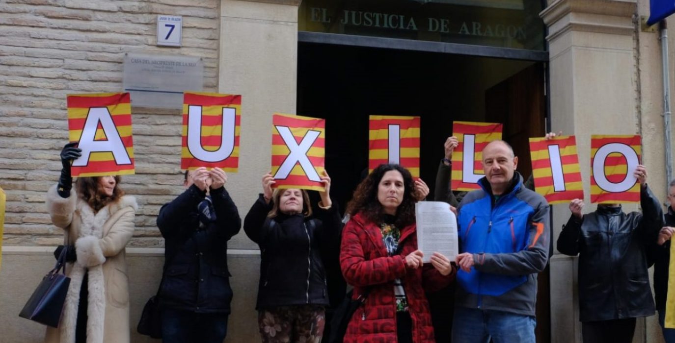 Los representantes de STEPA y CATA muestran la queja presentada al Chusticia.