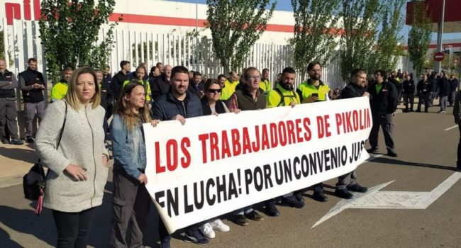 Los trabajadores y trabajadoras de Pikolin se concentran para exigir un convenio justo y convocan días de huelga para el mes de junio