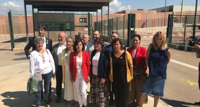 La delegación de las y los eurodiputados, ante la cárcel de Lledoners. Foto: @josu_juaristi