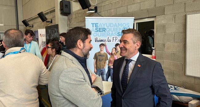 El director general de Planificación, Centros y FP de la DGA, Luis Mallada (con insignia), durante un acto con una fundación educativa religiosa | Foto: Gobierno de Aragón
