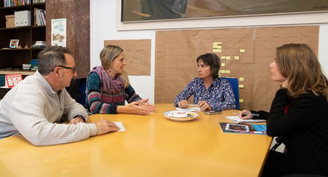 Luisa Broto durante la reunión con Raquel Martí. Foto: AZ