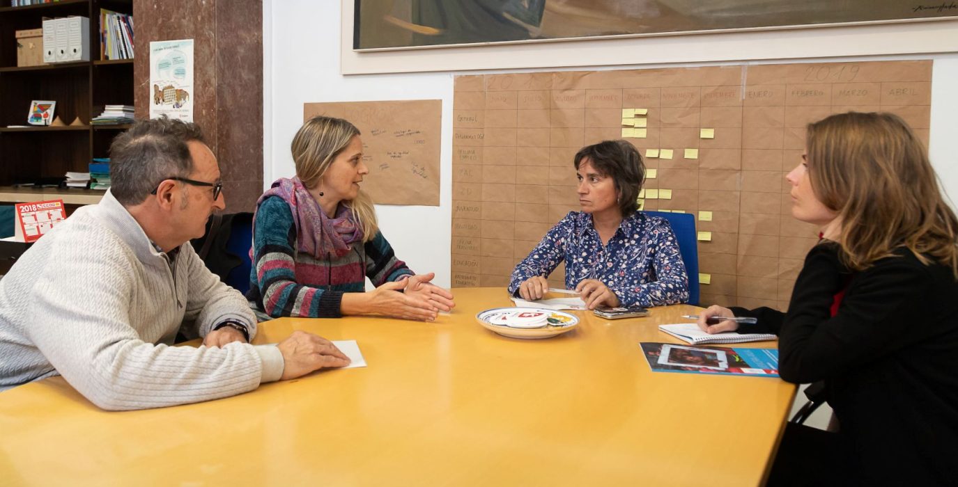 Luisa Broto durante la reunión con Raquel Martí. Foto: AZ
