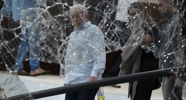 Lula recorre el Palacio del Planalto en Brasilia, tras el asalto fascista | Foto: @teleSURtv