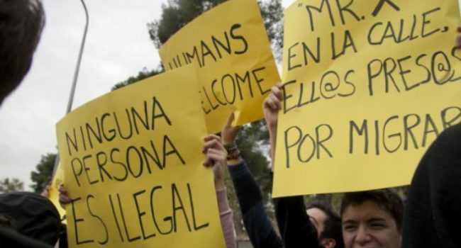 Concentración, el pasado miércoles frente al CIE de Aluche, para reclamar su cierre tras la protesta de los internos. Foto: Bárbara Boyero (Diagonal)