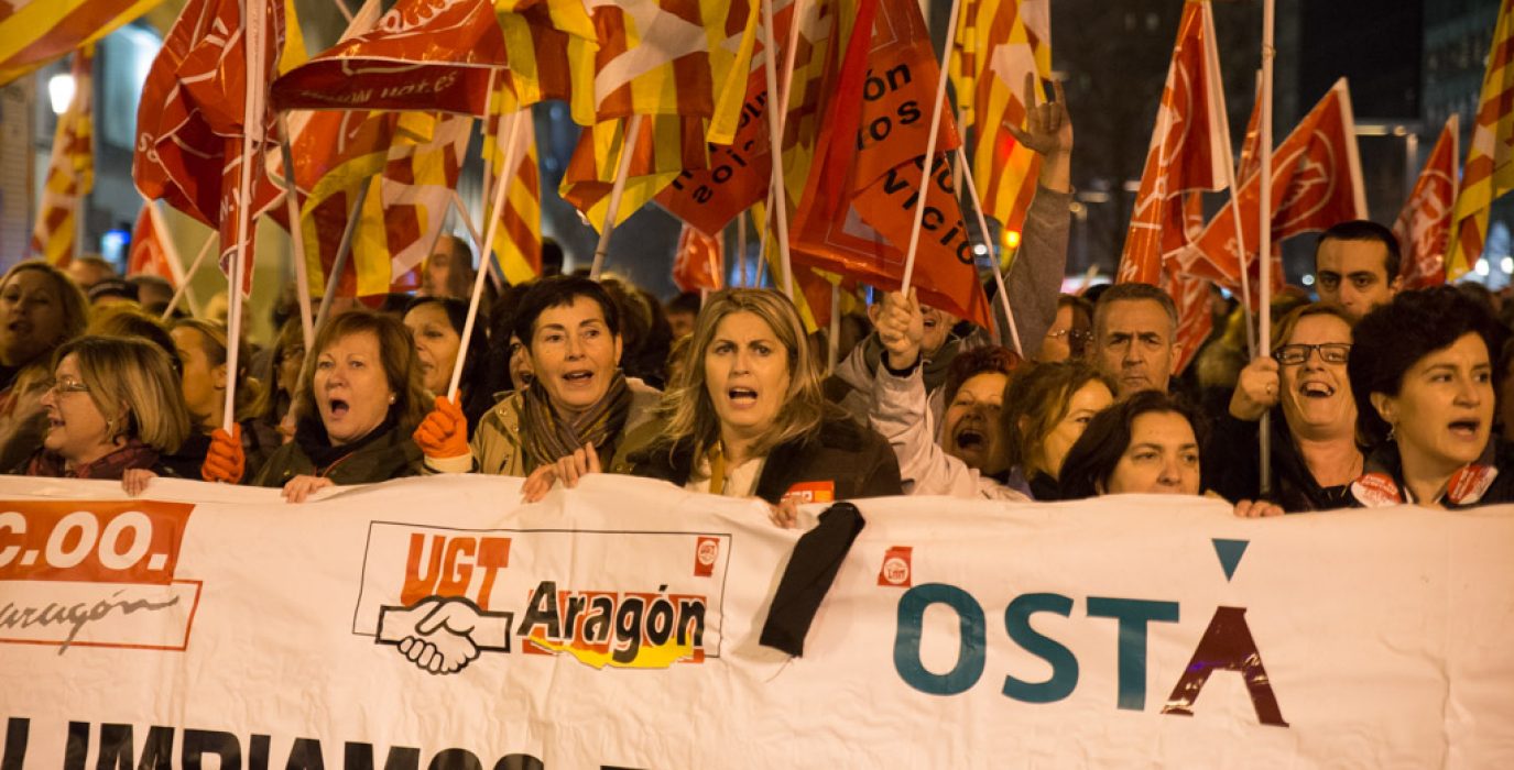 Trabajadoras de la limpieza de Zaragoza durante una manifestación. Foto: Pablo Ibáñez (AraInfo)