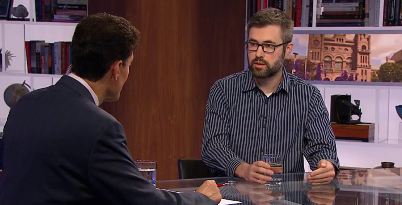 Mark Bray durante una entrevista en la televisión canadiense TVO Today.