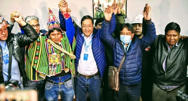 Luis Arce, rodeado de dirigentes del MAS y de líderes de varias organizaciones sindicales, de campesinos e indígenas, celebrando los resultados. Foto: MAS
