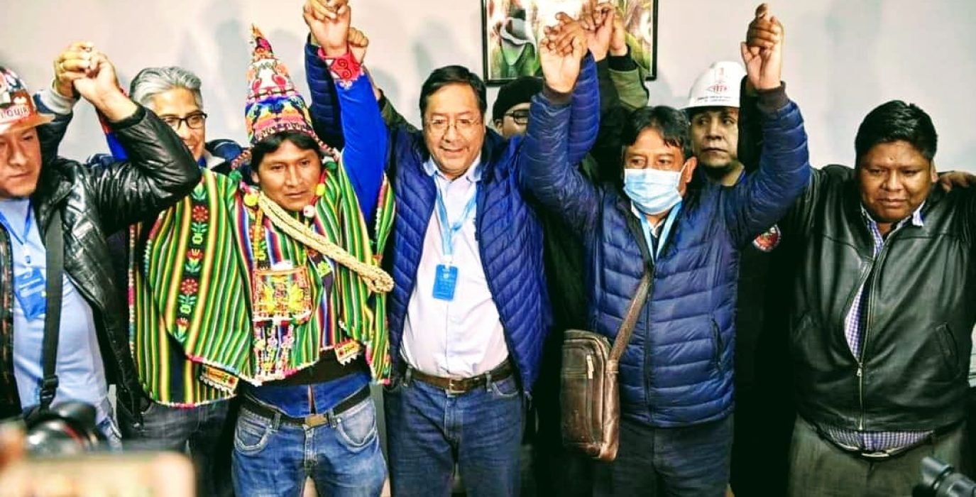 Luis Arce, rodeado de dirigentes del MAS y de líderes de varias organizaciones sindicales, de campesinos e indígenas, celebrando los resultados. Foto: MAS