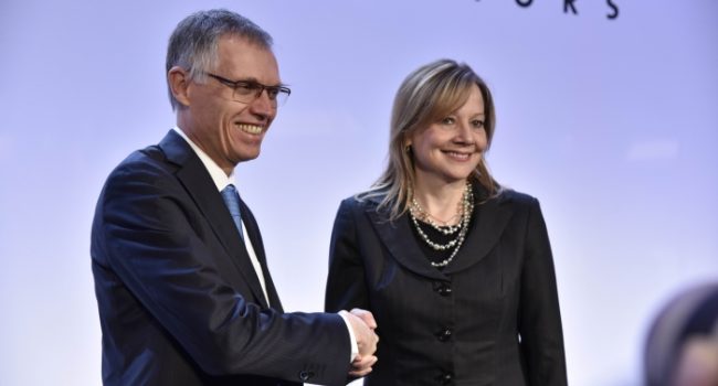 Carlos Tavares y Mary Barra, este lunes en París.