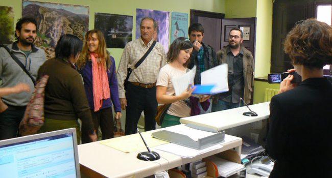 Entrega de firmas en el Ayuntamiento.