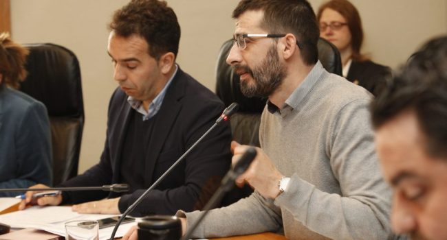 Álvaro Sanz durante su intervención en la comisión de Las Cortes. Foto: IU Aragón