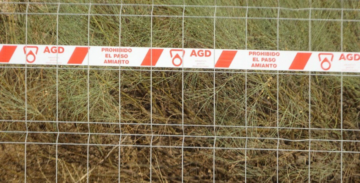 Cintas de balizamiento advirtiendo de la presencia de amianto | Foto: Plataforma 'Salvemos los Pinares de Venecia'