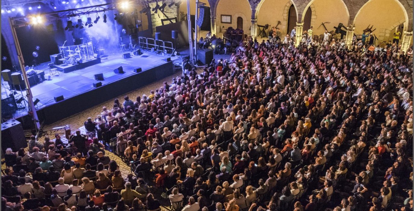 un escenario en uno de los castillos