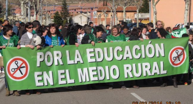 Imagen de una movilización de la comunidad educativa de las Cuencas Mineras. Foto: Plataforma AMPAS “Comarca Cuencas Mineras”