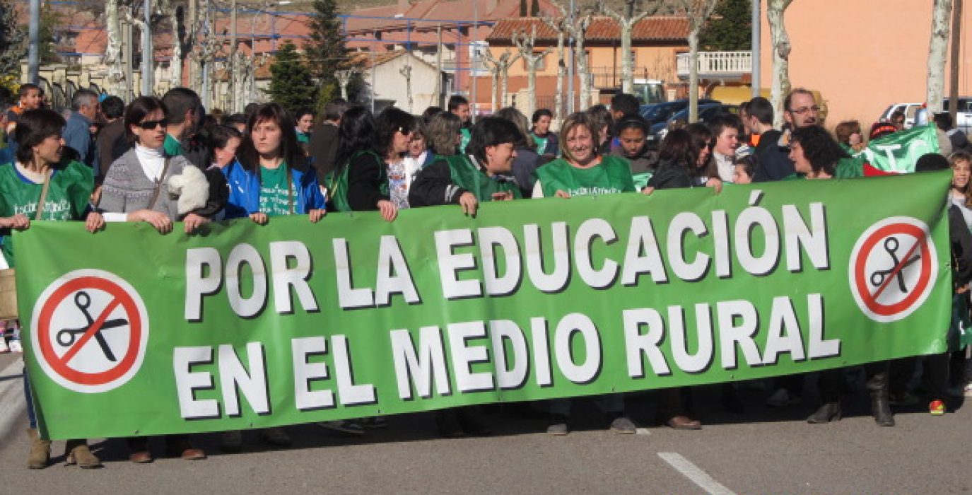 Imagen de una movilización de la comunidad educativa de las Cuencas Mineras. Foto: Plataforma AMPAS “Comarca Cuencas Mineras”