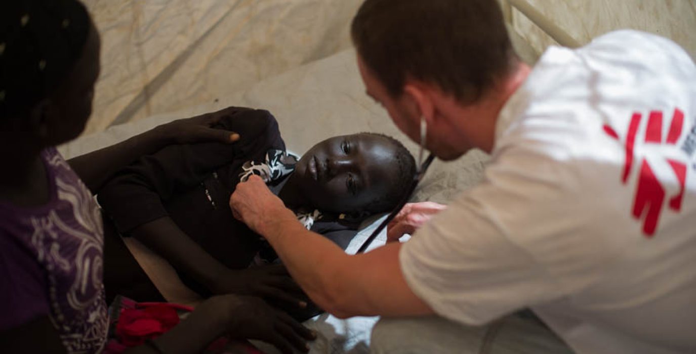 Un doctor de MSF atiende a un paciente en uno de los hospitales instalados en Sudán. Foto: Phil Moore