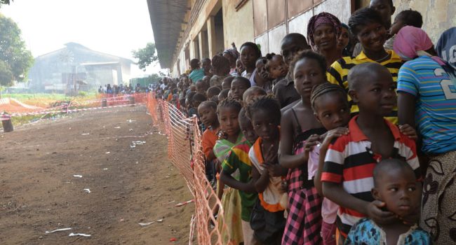 Vacunación contra el sarampión en Guinea. Foto: Ikram Ngadi (MSF)