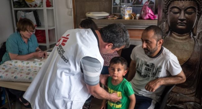 Consulta médica en el campo de refugiados de La Linière, Grande-Synthe, Francia. Foto: Charles Habib©