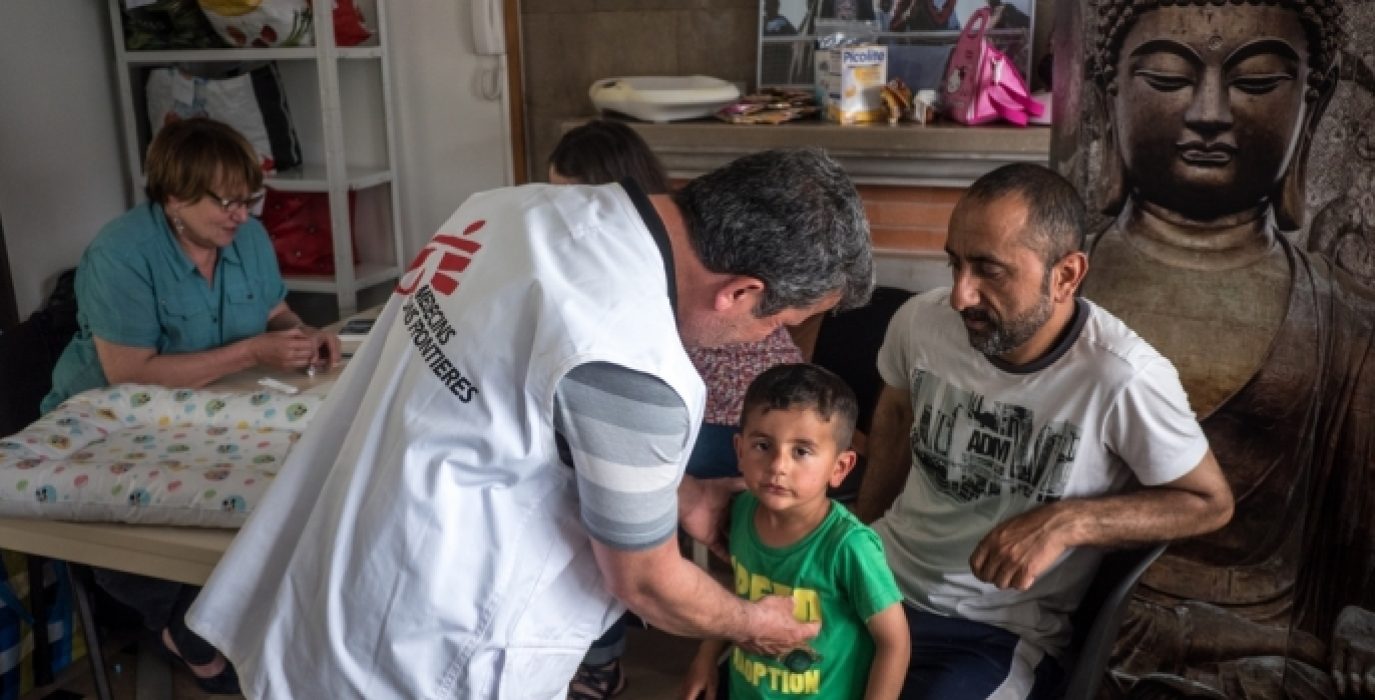 Consulta médica en el campo de refugiados de La Linière, Grande-Synthe, Francia. Foto: Charles Habib©