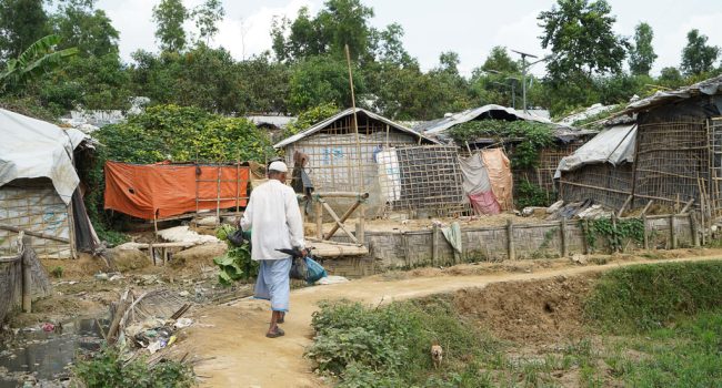 Un hombre camina por el campo de refugiados Kutupalong. Foto: Dalila Mahdawi/MSF
