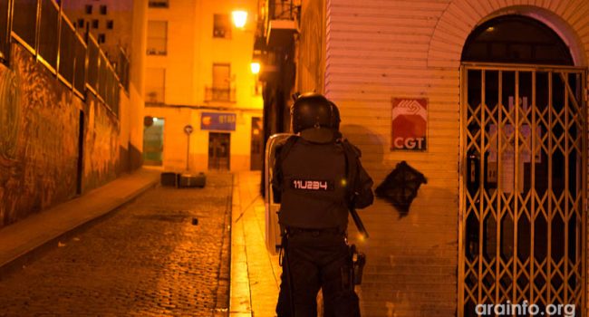 Un amplio despliegue policial ha ocupado el barrio de la Madalena tras el acto en solidaridad con Gamonal. Foto: AraInfo