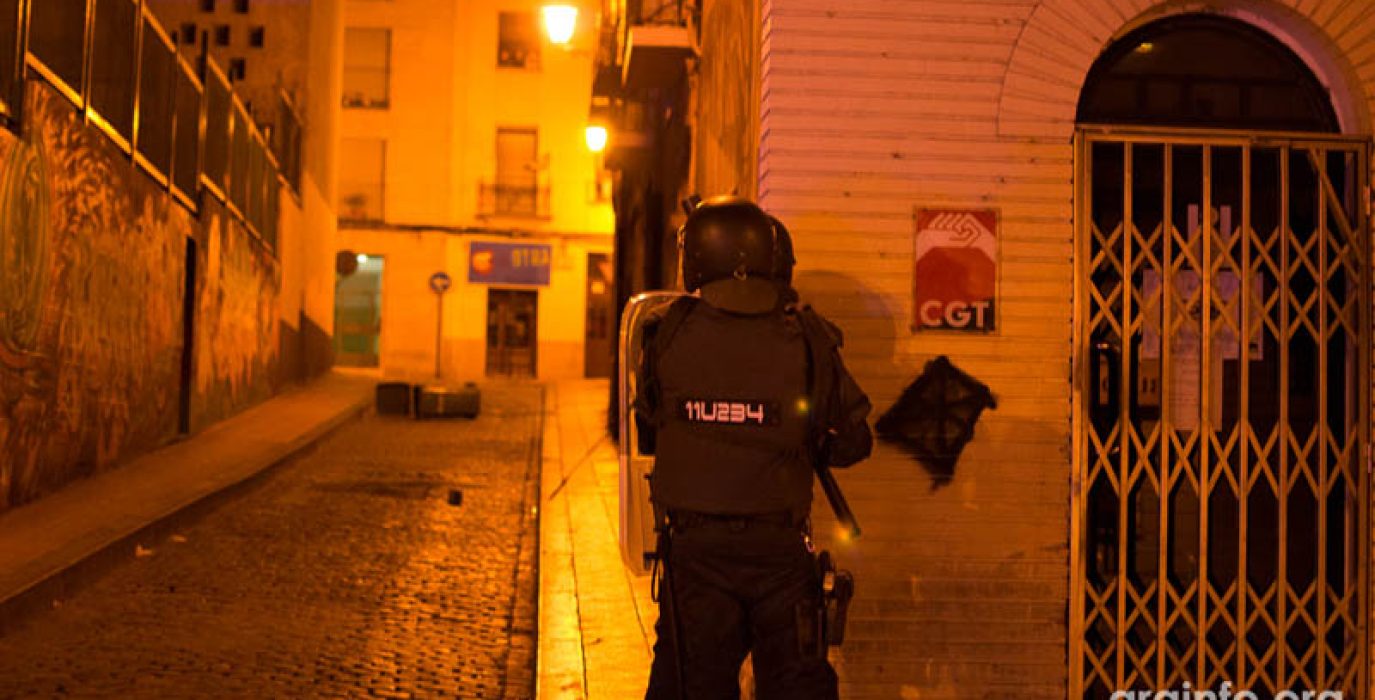 Un amplio despliegue policial ha ocupado el barrio de la Madalena tras el acto en solidaridad con Gamonal. Foto: AraInfo