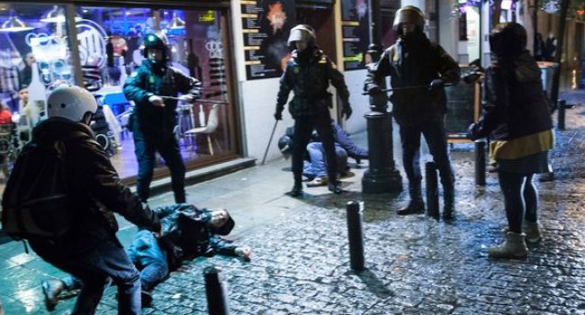 Agresiones de la Policía a varios periodistas tras la protesta del 29M. Foto: Eric G. Madroñal