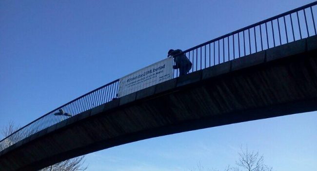Pancarta de apoyo a #Detenidas26MLibertad en el campus de Los Castros de la UC. Foto: @Colest_EeM