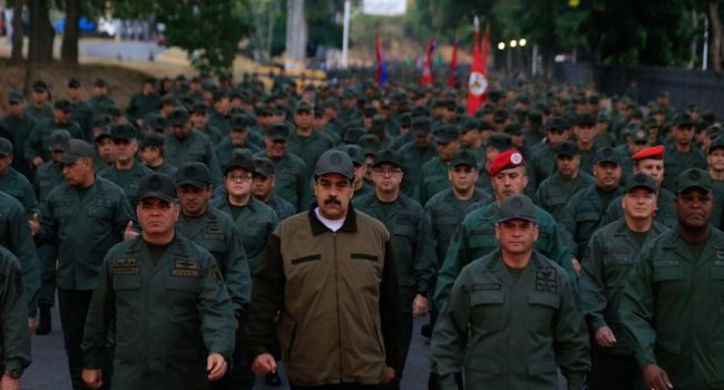 El presidente legítimo de Venezuela, Nicolás Maduro, instó a los militares a desarmar a los "traidores y golpistas".